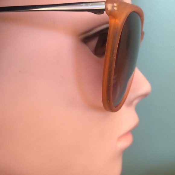 Ray-Ban \